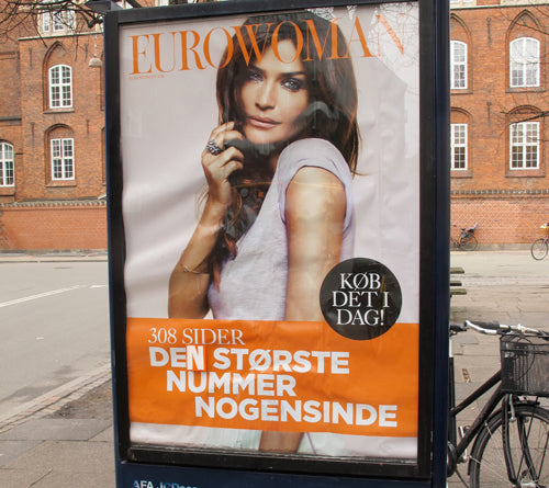 Helena Christensen får en ordentlig bagdel.